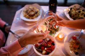 pareja brindando en cena rómantica