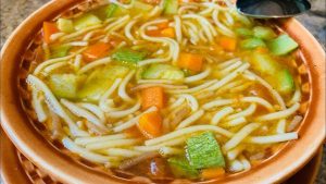 sopa de fideos con verduras